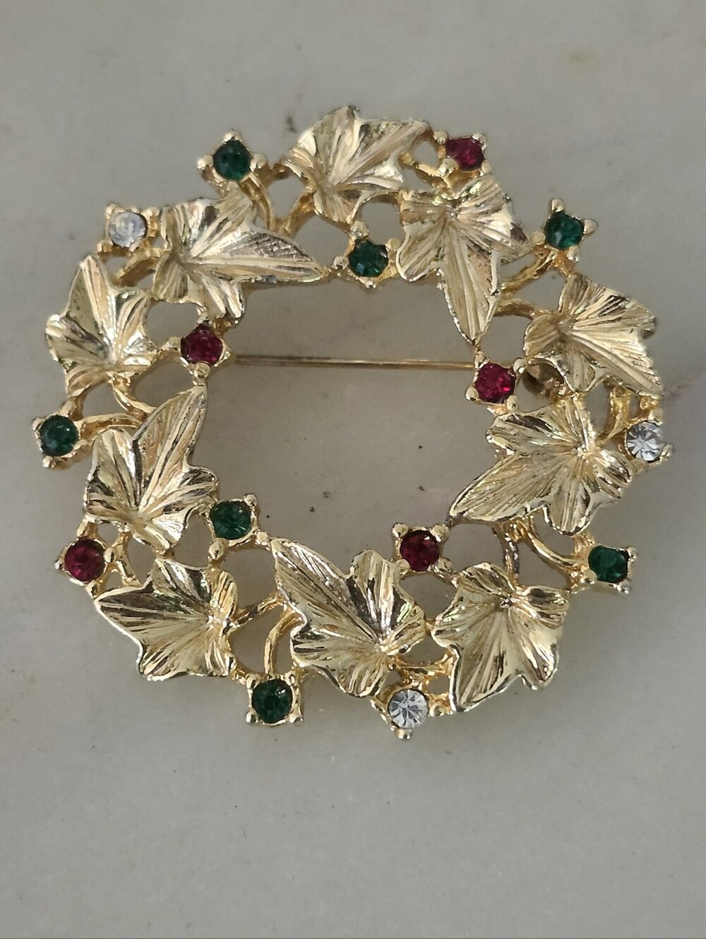 Vtg Gold Tone  Wreath Brooch With Green, Red, & Clear Rhinestones